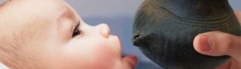 Praistorijsku keramičku flašicu koristi današnja beba (izvor: Austrijska akademija nauke)