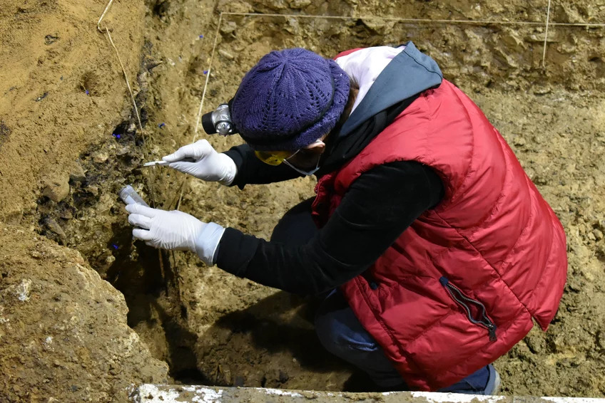 Uzimanje uzorka za DNK analizu u pećini Bačo Kiro (foto: Nikolay Zahariev)