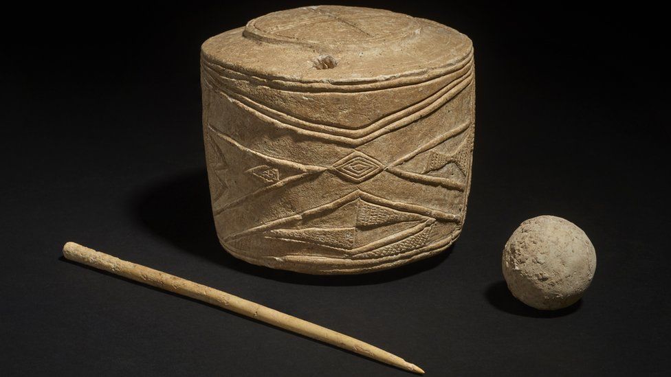 Drevni predmet od krečnjaka sa zagonetnim motivima pronađen u grobu dece pre 5.000 godina