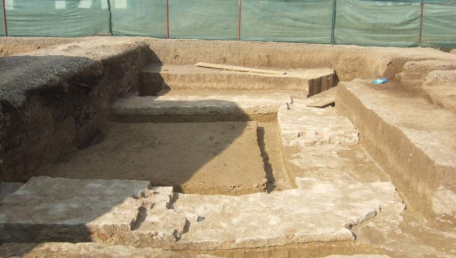Tokom zaštitnih arheoloških istraživanja otkriveni su ostaci srednjovekovnog manastira uz novi auto-put na trasi Kuzmin-Sremska Rača