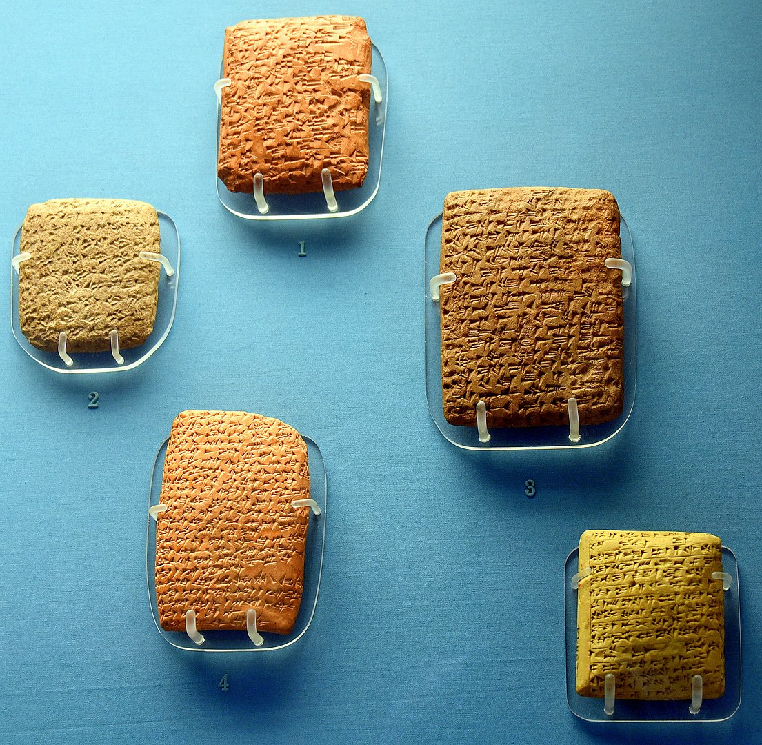 Pisma iz Amarne na glinenim pločicama smatraju se najstarijim diplomatskim dokumentima