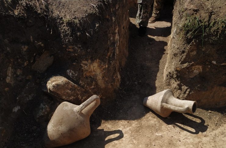 Ukrajinski vojnici pronašli su antičke amfore dok su iskopavali odbrambeni rov u Odesi