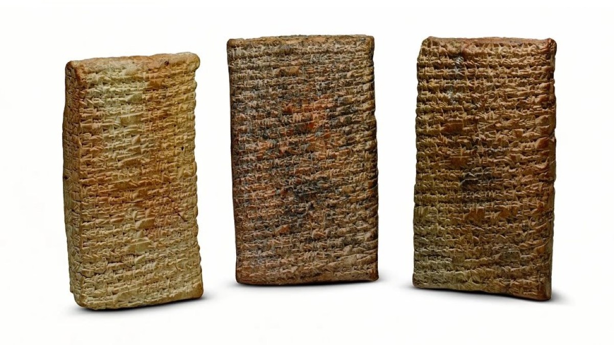 Ime prvog poznatog autora, Enheduana, zapisano je na 4.000 godina starom predmetu iz Mesopotamije