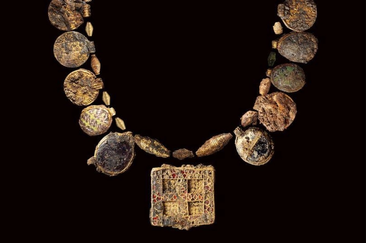 Otkriće do kojeg se dolazi jednom u životu – otkrivena fenomenalna ogrlica od zlata i dragog kamenja iz 7. veka
