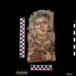 Ukrašeni drveni kovčezi i Fajumski portret u sredini (foto: Ministry of Tourism and Antiquities)