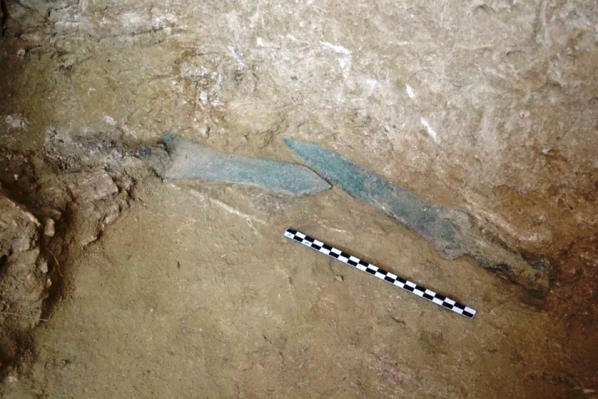 Pronađeni mikenski bronzani mačevi