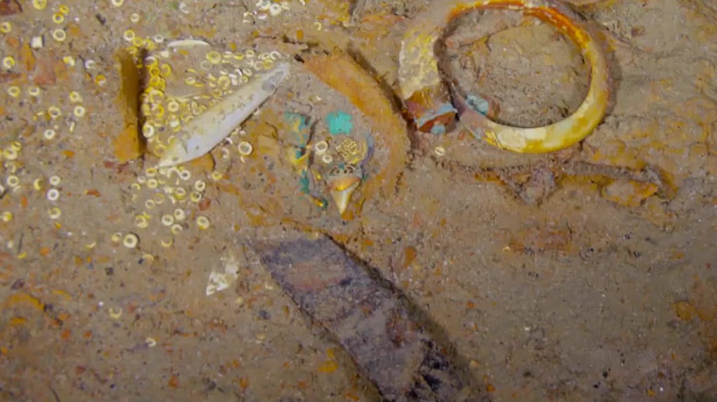 Zlatna ogrlica napravljena od zuba megalodona pronađena na Titaniku