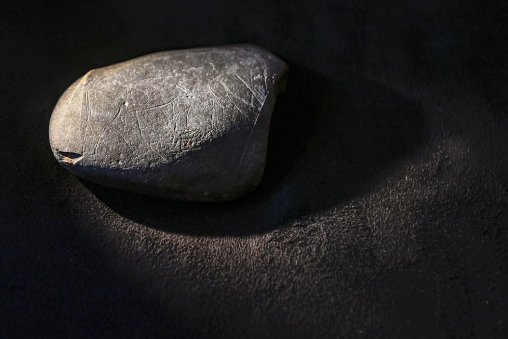 Otkriven 15.000 godina star kamen sa ugraviranim mamutom i konjem