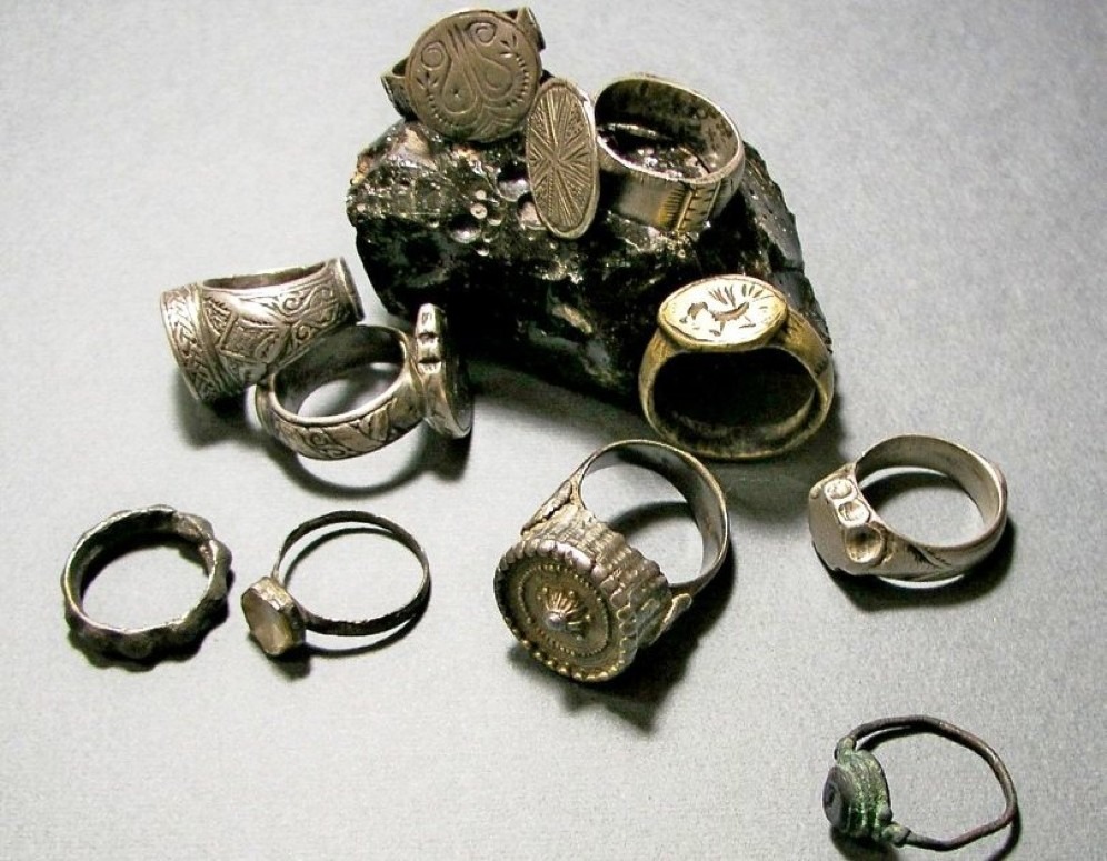 Srednjovekovno prstenje iz arheološke zbirke Gradskog muzeja Sombor na izložbi