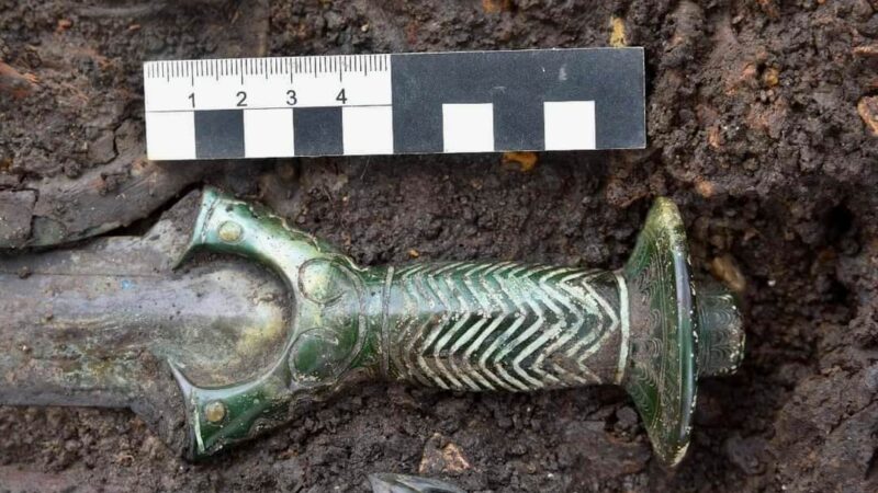 Pronađen fenomenalno očuvan bronzani mač star 3.000 godina