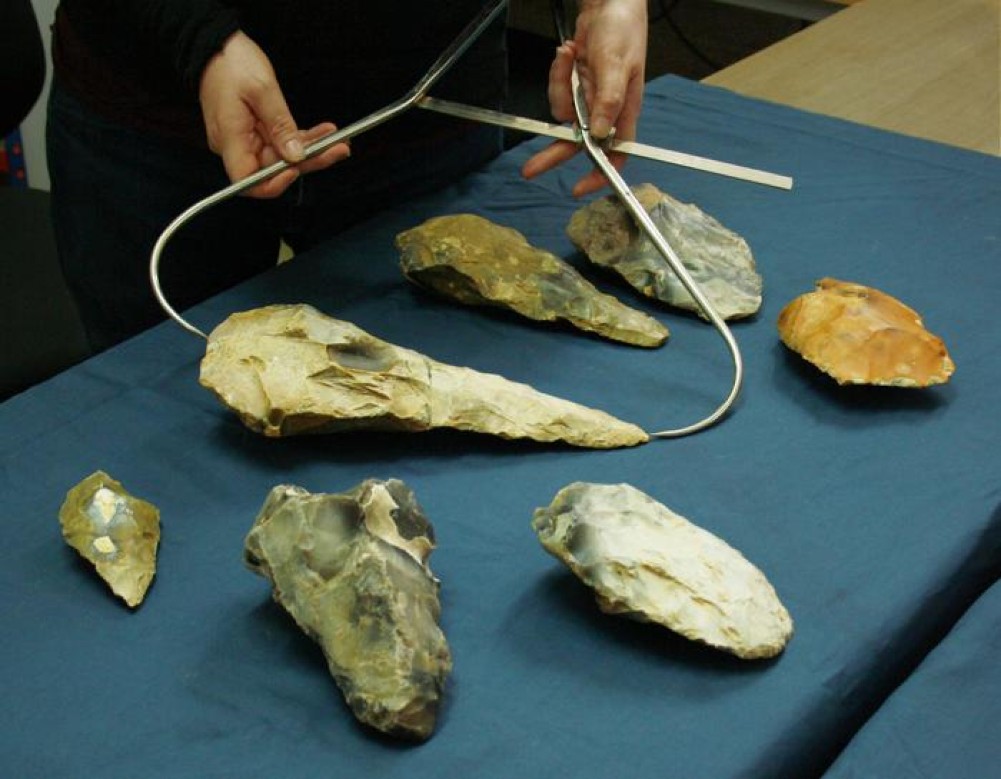 Pronađena izvanredna “džinovska” kamena ručna sekira starosti 300.000 godina