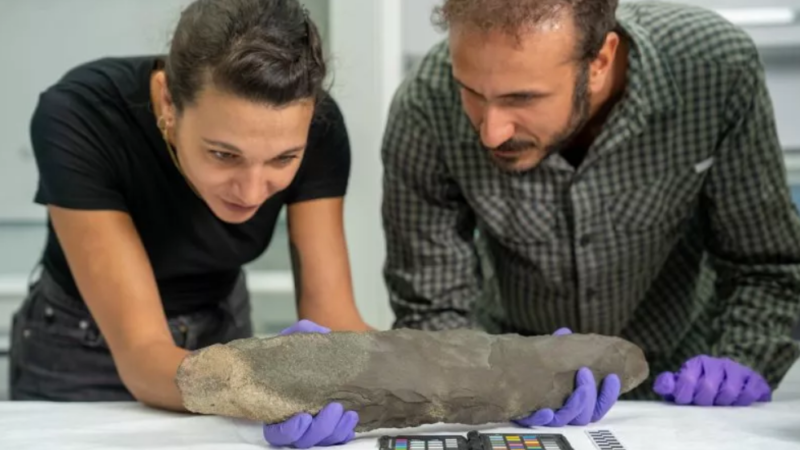 Arheolozi pronašli najveću kamenu ručnu sekiru ikada, 51 cm dužine!