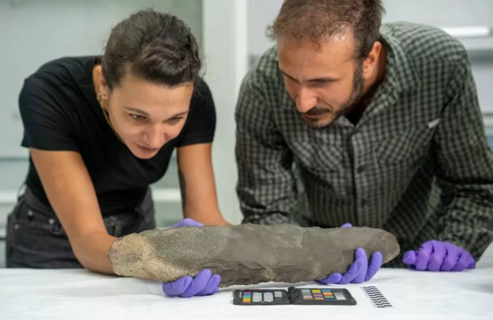 Arheolozi pronašli najveću kamenu ručnu sekiru ikada, 51 cm dužine!