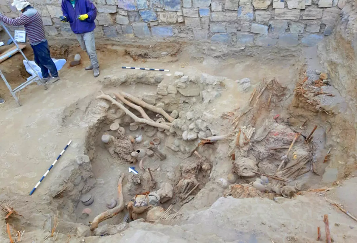 Arheolozi u Peruu iskopali 73 neoštećenih mumija sa maskama