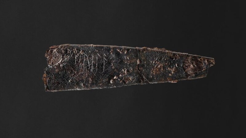 Na oštrici 2.000 godina starog noža otkriven je najstariji natpis ispisan runama