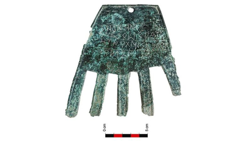 Arheolozi otkrili misteriozan tekst na 2100 godina starom bronzanom artefaktu u obliku šake
