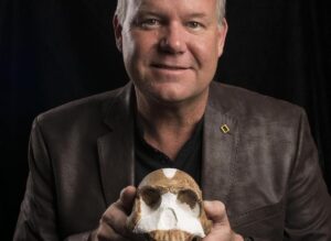 Paleoantropolog Li Berger drži fosilnu lobanju Homo naledija