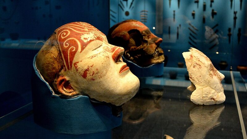 Neobična pogrebna praksa u Taštik kulturi: pogrebne maske, modeli ljudskih tela…