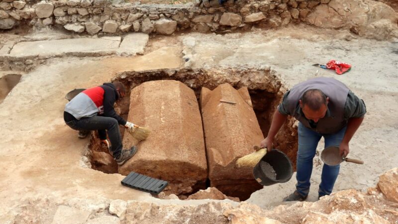 Arheolozi saznali imena sahranjenih u kamenim sarkofazima pre 1.500 godina