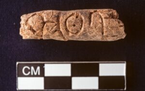 Glineni cilindar ispisan alfabetskim pismom