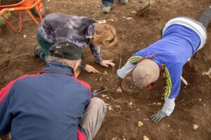 Iskopavanje urne sa ostacima spaljenog pokojnika