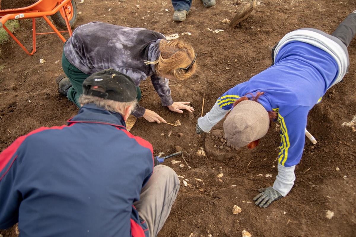 Završena arheološka istraživanja u Seništima: otkrivena urna sa ostacima spaljenog pokojnika