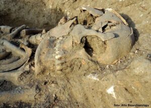 Iskopavanje skeleta u grobu na arheološkom nalazištu