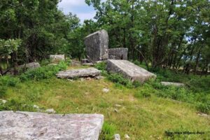 Nekropola stećaka Grebnice-Bunčići. Deo stećaka na praistorijskoj gomili