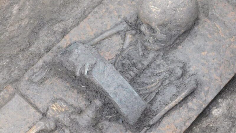 Nekropola Samnita u Italiji krije neobičnu tajnu: deca sahranjena sa masivnim bronzanim pojasevima u predelu stomaka