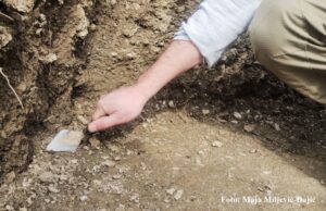 Arheolog iskopava nalazište