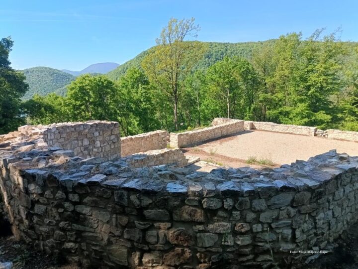 Posetili smo arheološko nalazište Orlovine u Malom Zvorniku sa monumentalnom crkvom – evo šta ćete tamo još videti