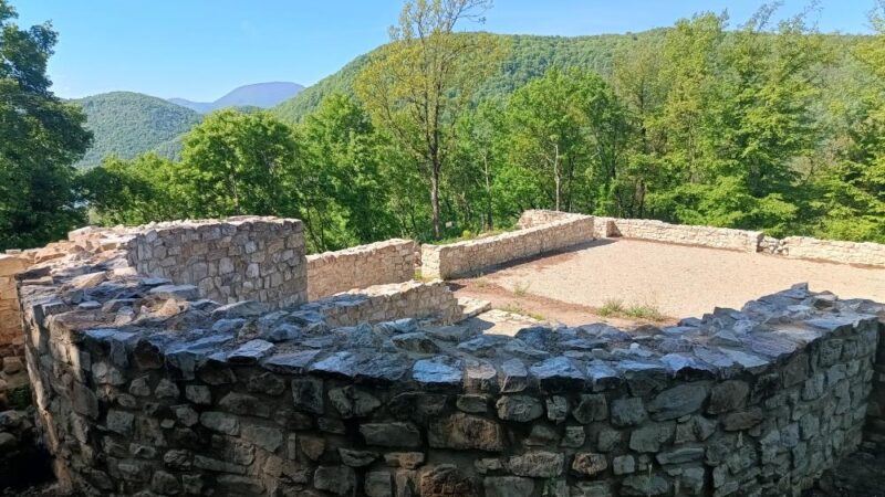 Posetili smo arheološko nalazište Orlovine u Malom Zvorniku sa monumentalnom crkvom – evo šta ćete tamo još videti