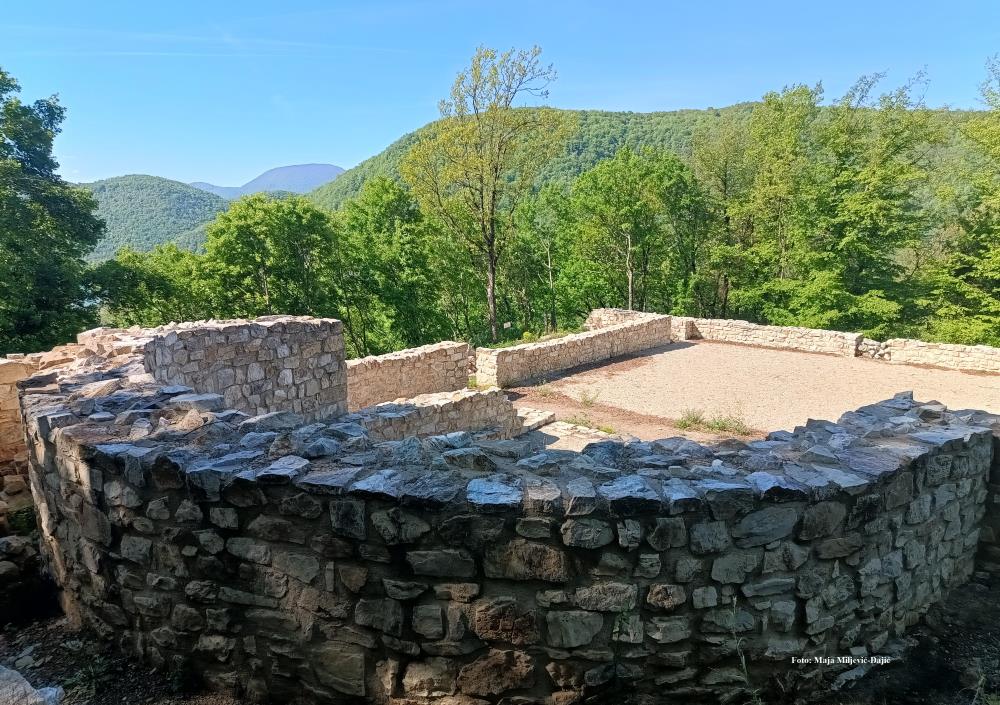Posetili smo arheološko nalazište Orlovine u Malom Zvorniku sa monumentalnom crkvom – evo šta ćete tamo još videti