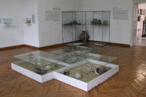 Grobovi bronzanog doba u Narodnom muzeju Kikinde (foto: Nikolina Šepić, Wikipedia)