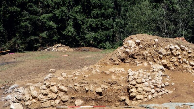 Na nalazištu Begića Glavica arheolozi su pronašli misterioznu građevinu iz bronzanog doba – a pre toga su detektoraši otkrili ostavu metalnih predmeta