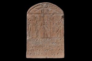 Kamena stela na kojoj je rimski car prikazan kao faraon