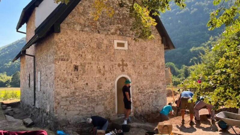 Zaštitna arheološka iskopavanja u crkvi svetog arhangela Mihaila u Poblaću. Arheolozi otkrili grobove ispod nadgrobnih ploča