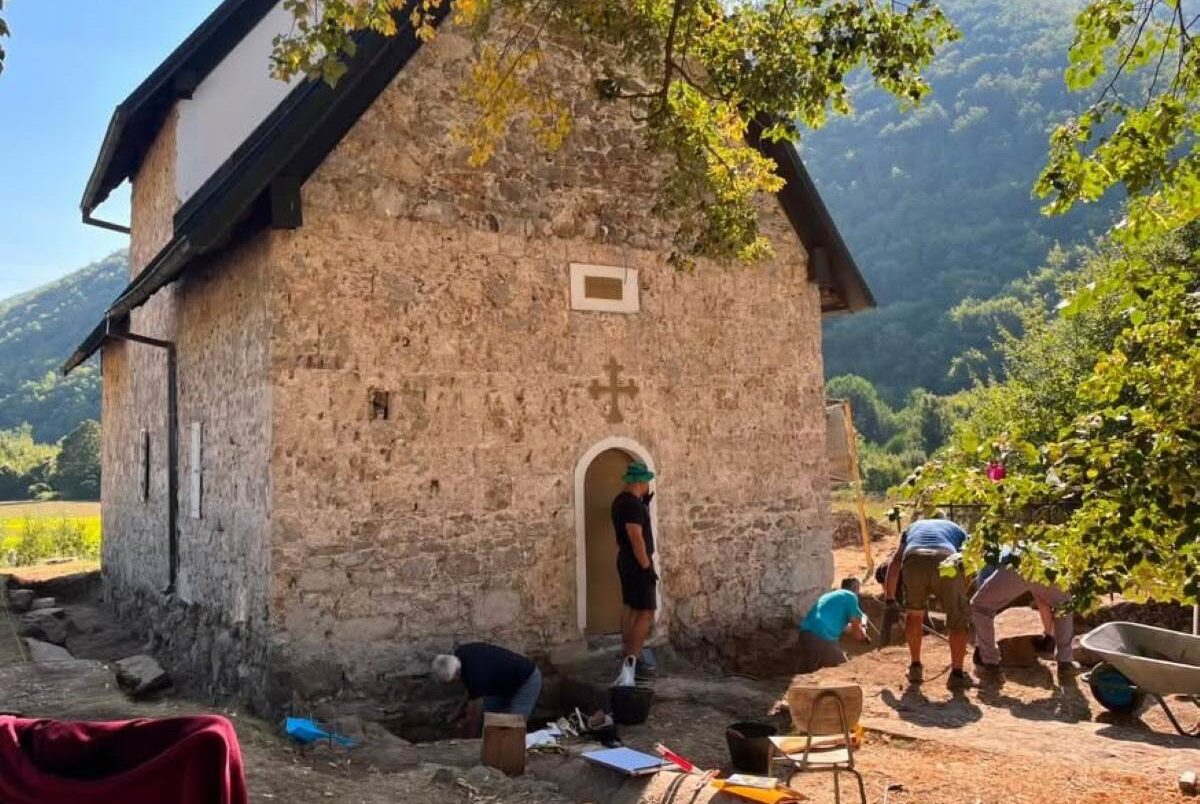 Zaštitna arheološka iskopavanja u crkvi svetog arhangela Mihaila u Poblaću. Arheolozi otkrili grobove ispod nadgrobnih ploča