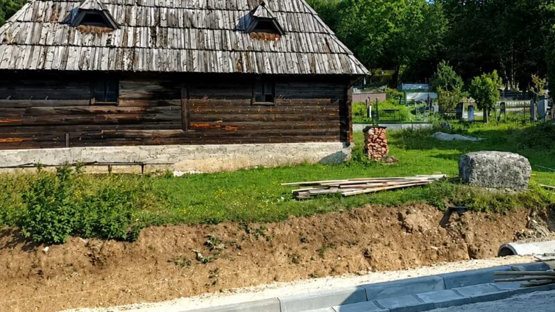 Infrastrukturnim radovima stigli do stećaka na Mokroj Gori: Kraljevački Zavod potvrdio da nema uslova zaštite ni arheološkog nadzora