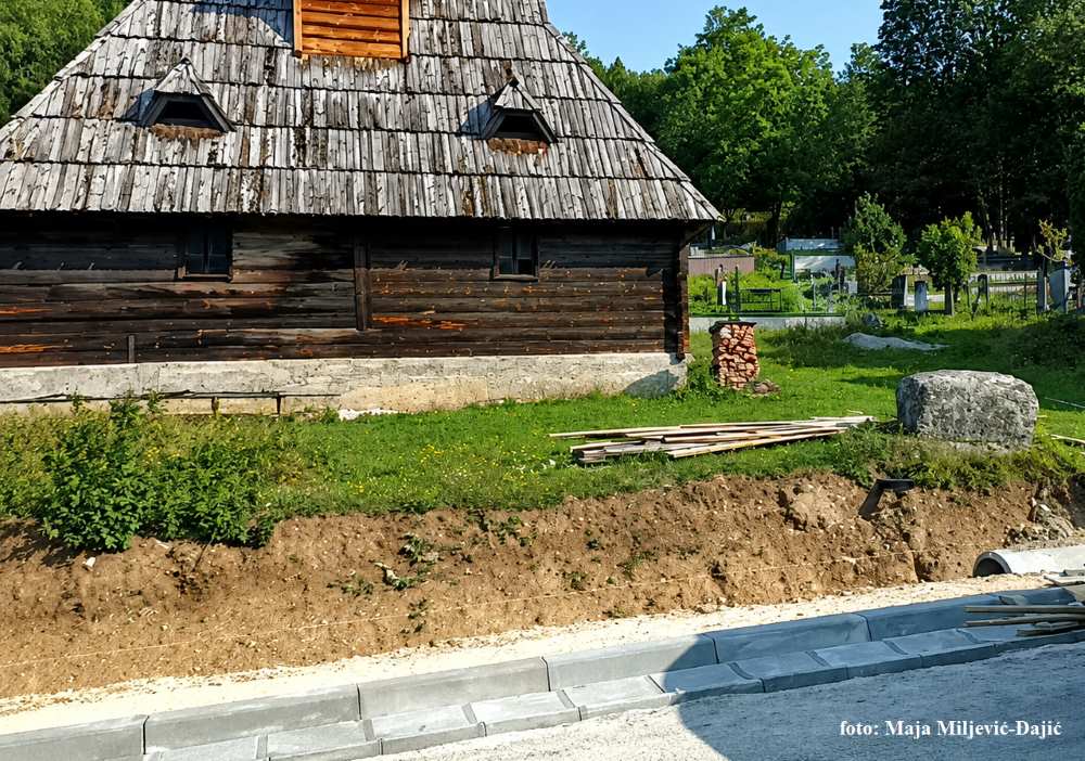 Infrastrukturnim radovima stigli do stećaka na Mokroj Gori: Kraljevački Zavod potvrdio da nema uslova zaštite ni arheološkog nadzora