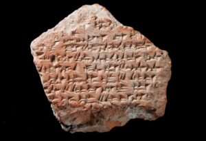 Fragment glinene pločice mirovnog sparazuma iz Kadeša, koji je potpisan od strane egipatskog faraon Ramzes II i hetitskog kralja Hatusili III